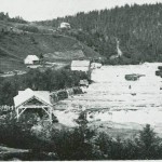 «Hampfossen» eller Kjelstadfossen med oppgangssag og mølle.

Etter foto fra 1880-åra.