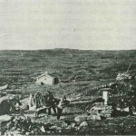 «Lerhølel»  1886. Halvard Lien med trillebåra,  ved «spellet» Per E. Mebust og (t.h. knapt synlig) Erik Kallarstrø. Foto E. Jenssen.