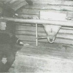 Gunerius Warmdal i kvernhuset ved Dragstsjøen. Bildet er fra 1940-åra.