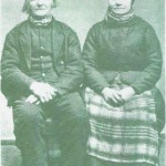 Ola og Kari Engan. Hun ble sytning for morfaren Einar Eng­an. Da han døde, ble hun sytten år gift med den tolv år eldre Ola Mean.