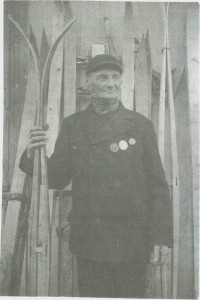 Nils Jonsen Svinås var en svært kjent skimaker. På bildet poserer han med medaljer han har fått på utstilling med Svinåsskl.