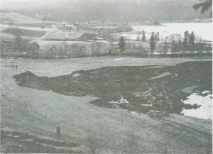 I 1951 gikk et ras ved Stamneselva, som tok både jord og veg med seg. 