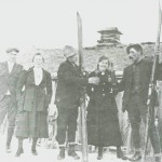 På påsketur til Stamnesvollen omkring 1920. Fra venstre Ole Sandvik, Marit 0. Stamnes, Reidar Sandvik, Ragna Fossum, Anton Moen.