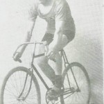 Sykkelrytteren      Ola Moen,   visstnok etter

han vant NM på 100

km i 1921.