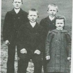 Barna på Ustgarden i 1910: Emil, Haldor, Olav og Johanne.