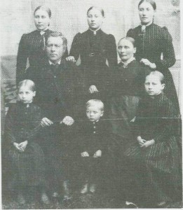 Marit Eriksdt. og Ole Ingebriktsen Setseng med fem døtrer og en sønn: Bak står fra v. Anne, Marit Serine og Gurine. Foran sitter fra v. Olive, Emil og Bergitte.