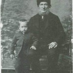 Ola Mikkelsen var en av flere rennbygger som i siste halvpart av 1800-åra kom til Innbygda. Her sam­men med sønnesøn­nen Anton.
