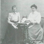 T.v. Anne Olsdt. Kvello-aunet, f. 1889, og Ragn­hild Ingebrigtsdt. Kjeld-stad (g.m, Jens Anders­sen Kvelloaunet, Kårået) var begge sydamer. Bildet er fra ca. 1910.