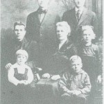 Bildet er tatt i Amerika i 1917/18 og viser Marit Nykkelmo og mannen Albert Dybvad og barna Alma, Alfred og Emil. Bak står brødrene hennes, Peder og Ole Nykkelmo