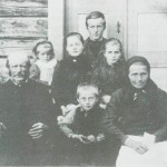 Familien på Dyrdalsplassen omkr. 1900. Jon, Sivert og Brynhild, Pauline, Marit og Berit, og bak eldste sønnen, «Jo Post».
