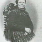 
Mali Monsdt. Kvello, f. på Bergsenan 1807, men vokste opp på Vølset, dit mor hennes som enke ble gift.