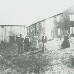 Fra Nordpå-Jardet omkring 1910. Fra v. John J. Valli, Kari Slind, Berg it te Guldseth, Ole Valli, Sofie og Erik Aas.
