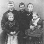 Jon Tomassen og Kari Bjørnsdt. og de tre eldste barn - Tomas, Marit og Ingrid.