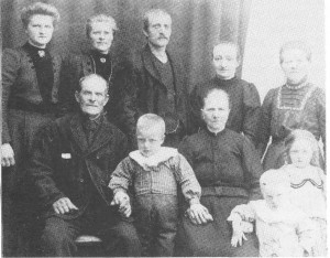  Familien på Marstad ca. 1912 (bakfra venstre): Gjertrud, Anne, Tomas og kona Marit, Marit Jonsdt. Framfor sitter Jon og Anne sjøl med barnebarna John, Ingebrigt og Johanna.