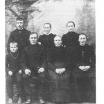 Oppigardsfamilien i 1893. Bak fra v. Kristen, Marit og Johanna. Framafor fra v. John, Nils Kristensen og Gjertrud Jonsdt. og Mali.