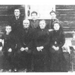Familien her ca. 1911. Halvor Olsen og Marit Mikkelsdt. med Ole og Sofie ved sida. John, Helga og Gurina står bak.
