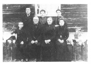 Familien her ca. 1911. Halvor Olsen og Marit Mikkelsdt. med Ole og Sofie ved sida. John, Helga og Gurina står bak.