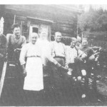 Nistoggo seiret både i Grava og sør for Rotla, i allmenningen. Dette bildet fra 1924 er fra Grava og viser fra v. Jørgen Kallar, Ole J., Berit B., Anne, Baro og Berit B. d.y., alle Evjen, og Ingeborg Kulvik.