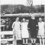 Her på Evjvollen sør for Rotla setret Drivvollen i Flora i mange år. Dette bildet fra 1925 viser setertausene og Ingeborg og Marianne Drivvold til venstre for Kristian J. Evjen. Til h. står Kristine Hegseth.