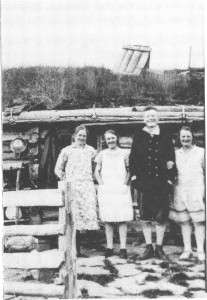 Her på Evjvollen sør for Rotla setret Drivvollen i Flora i mange år. Dette bildet fra 1925 viser setertausene og Ingeborg og Marianne Drivvold til venstre for Kristian J. Evjen. Til h. står Kristine Hegseth.