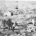 Liakarene var jamt i kvernfjellet. På dette bilde fra 1890-åra ser vi Jon Halvardsen Nordsto med trillebåra og en fra Mebost og Erik Kallarstrøen (t.n.) attmed spellet.