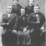 Enka Mali Persdt. Bårdsgård med barna Hans, Jon, Lars og Berit. Bildet er tatt etter at nesteldste sønn, Peder, reiste til Amerika i 1880.
