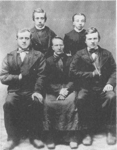 Enka Mali Persdt. Bårdsgård med barna Hans, Jon, Lars og Berit. Bildet er tatt etter at nesteldste sønn, Peder, reiste til Amerika i 1880. 