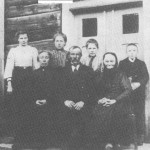 Familien her i 1915. Sittende: Kari og Ola og mor hans, Ingeborg Jonsdt. Bak står barna: Ingeborg, Sofie, Gjertrud og Olaf.
