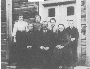 Familien her i 1915. Sittende: Kari og Ola og mor hans, Ingeborg Jonsdt. Bak står barna: Ingeborg, Sofie, Gjertrud og Olaf. 