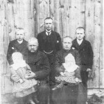 Grim Tomassen og Kari Persdt. Rønsberg og barna (bak fra v.) Gunnar, Tomas og Peder, (og på fang) Gurine og Ingeborg. Bildet er fra 1908.