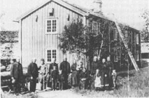 Folksamt på Utigarden omkring 1880.