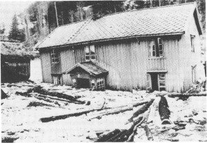 Store ødeleggelser på bruket Rolsetøya i 1953.