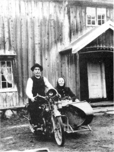 John og Kirsti Tronsetmo i 1920. Motorsykkelen, en «Harley Davidson» med sidevogn, tilhørte en kjenning fra Malvik. 