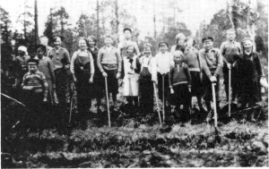I 1880 ble det bygd skolehus i Kolset, og kretsen bestod til sentraliseringa i 1961, da den ble lagt til Hyttbakken skole. Skogplanting kom tidlig inn i un­dervisninga og årlig var en vårdag eller to avsatt til det. Her er en klasse fra 1935. Fra venstre: John B. Hoem, Ingebjørg Hoem, Ragna Kulset, Hilmar Kulset, Inga Marie Kulset, Martin Fuglemsmo, Brynhild Engset, Ola J. Kul­set, Sverre Kulset, Ingeborg Oline Kulset, Signe Kulset, Anna Moslet, Ole Bergehaug, Martin O. Kulset og Petrine Hårstadmo.