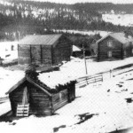 Bildet er fra tidlig i 1940-åra og viser de gamle husa på Nordigarden, med husmannsplassen Glenntrøa og Kleset som bakgrunn.