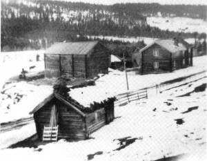 Bildet er fra tidlig i 1940-åra og viser de gamle husa på Nordigarden, med husmannsplassen Glenntrøa og Kleset som bakgrunn.