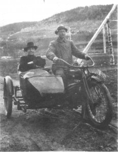 En av de første motorsyklene i bygda, omkring 1920, kjørt av Ingebrigt Halvardsen Kulset, Eggen, med Sivert Brudal i sidevogna. Bildet er fra Brudal.