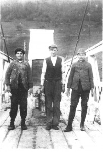 Fra venstre Ole Mogård, Baro Krogstadmo og Baro Krogstad som maler Moslettbrua, ca. 1927.