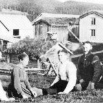 Nordituggo Aftret ca. 1922. Fra venstre Peder O. Aftret, Trøa, Olga Aftret Berge, Haldo P. Aftret, Nils P. Aftret og Peder N. Aftret.