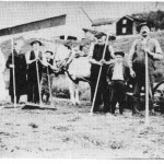Slåttonn i Norigarn ca. 1922.

Sigrid Kulvik, Ane B. Aftret, Sigrid Morset, Marie Kulvik Aftret, Birger Aft­ret, Nils Aftret, John O. Aftret, Jan Aftret, Ole J. Aftret, Gunnar J. Aftret.