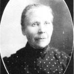 Anne Olsdt. Aftretshammeren i Amerika ca. 1906. Hun reiste 70 år gammel til sønnene i Amerika, men kom snart igjen til Vikvarvet.