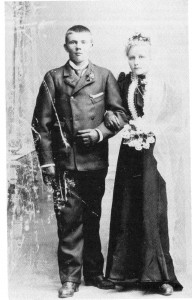 Ole Arntsen og Brynhild Tomasdt. Kjøsnes giftet seg i Domkirken og var inn­om fotograf Olaf Schjevlo. 