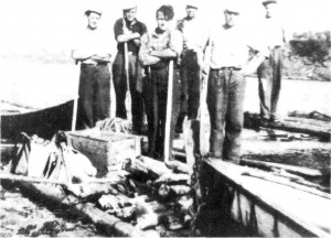 Tømmersortering ved Hoøya like etter andre verdenskrig. Otto Larsen, Hal­vard A. Nervik, John Viken, Gunnar O. Slind, Sigvart Slind, Olav P. Aftret.