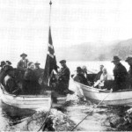 Gravferd med båt i Renåvika. Bildet er fra ca. 1930 og Valdemar Varmdal og Ole G. Renå er båtførere.