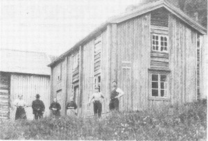 Hus og folk på Moen i 1908.