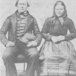  De nygifte Torsten Persen Heggset og Mali Kristensdt. Evjen fotograferte seg i Trondheim våren 1866, på veg til Amerika, der de bosatte seg i Fergås Falls i Minnesota.