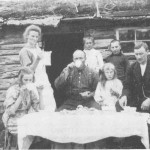 Familien på Solbakken får seterbesøk på Gammelvollen på RoltdÅlen i 1923. Til v. står Ingeborg Pedersdt. med mugga, mannen Tomas ved bordet og bar­na Gunelie og Olav Bjerken og Gurine. Lengst til høgre Olaus og Anna Melan og Martin Bårdsgård, Markåa.