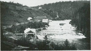 «Hampfossen» eller Kjelstadfossen med oppgangssag og mølle. Etter foto fra 1880-åra.