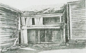 Loftstall med svalgang på Flakne. Foto fra 1920-åra ved Sigurd Erixon.