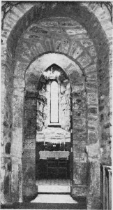 Veslportdens tunge rundbuer står i skarp kontrast til de gotiske spissbuene i tårnfoten. Foto Garberg.